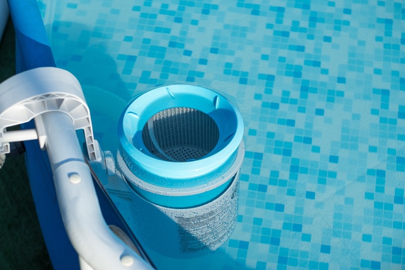 what is a pool skimmer